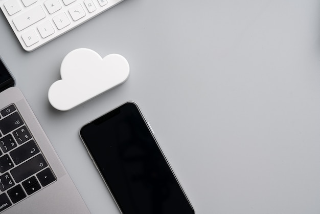 Icona della tecnologia cloud per il concetto di business globale su una scrivania dalla vista dall'alto