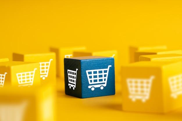 Icona dello shopping online su cubi colorati