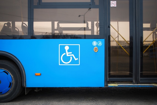 Icona di disabilità e persona anziana accanto alle porte dell'autobus