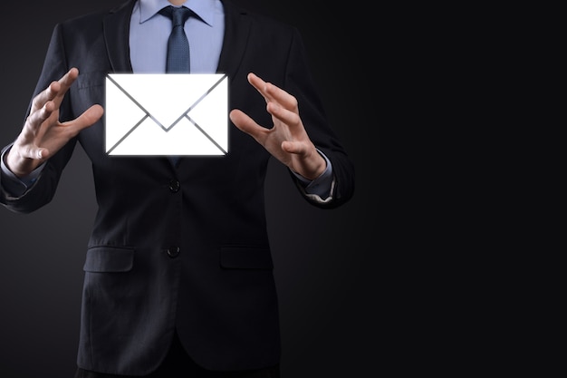 Icona di posta elettronica e utente, segno, simbolo di marketing o concetto di newsletter, diagramma. Invio di posta elettronica. Posta in blocco. Concetto di marketing di posta elettronica e sms. Schema di vendita diretta in azienda. Elenco dei clienti per l'invio.