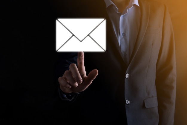 Icona di posta elettronica e utente, segno, simbolo di marketing o concetto di newsletter, diagramma. Invio di posta elettronica. Posta in blocco. Concetto di marketing di posta elettronica e sms. Schema di vendita diretta in azienda. Elenco dei clienti per l'invio.