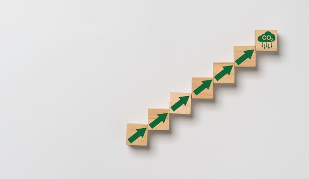 Icona di riduzione della CO2 con freccia su sul cubo di legno per migliorare la riduzione dell'impronta di carbonio di CO2 e del credito di carbonio per limitare il riscaldamento globale dovuto ai cambiamenti climatici Concetto di bioeconomia circolare verde