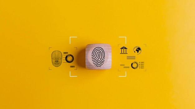 Icona di scansione delle impronte digitali sul cubo di legno su sfondo giallo Sistema di crittografia e controllo degli accessi per la verifica dell'identità firma elettronica Tecnologia di autenticazione biometrica Concetto di sicurezza