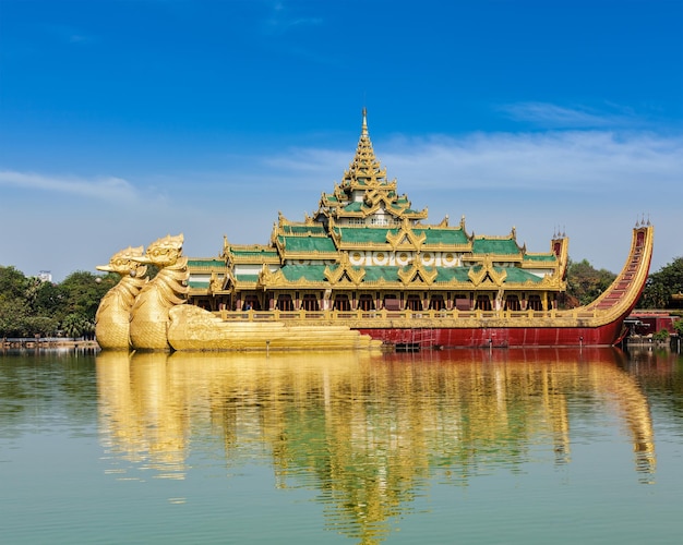 Icona di Yangon landmark e attrazione turistica Karaweik replica di un royal birmano chiatta al Lago Kandawgyi Yangon MYANMAR Birmania