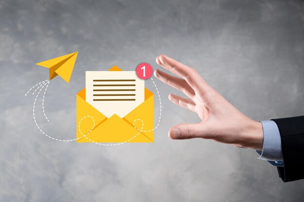 Icona e-mail della holding della mano dell'uomo d'affari Contattaci tramite e-mail di newsletter e proteggi le tue informazioni personali dalla posta indesiderata Servizio clienti call center contattaci concetto