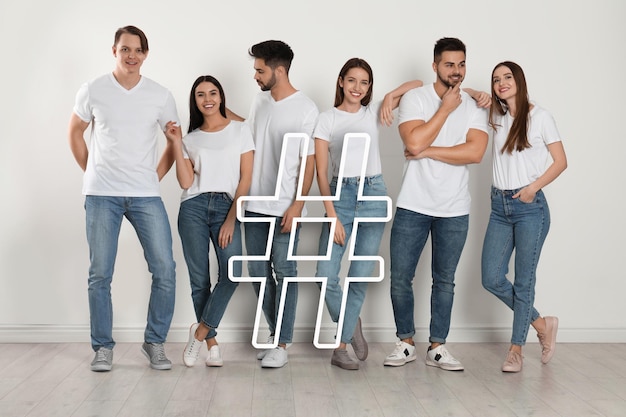 Icona hashtag e gruppo di persone felici al chiuso