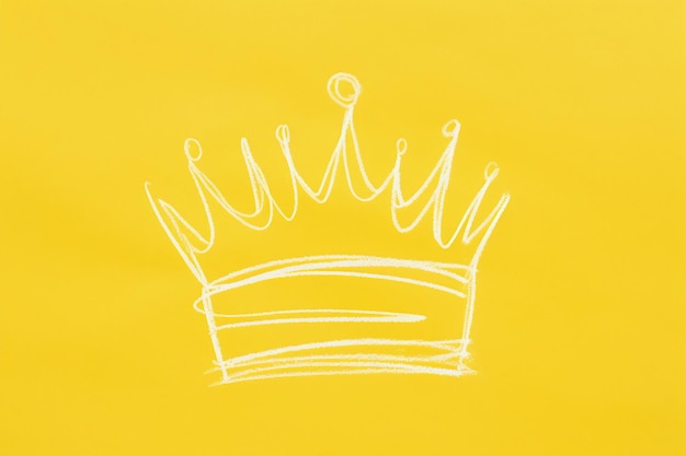 icona o disegno di una corona reale dorata su una illustrazione di sfondo giallo con spazio per il testo