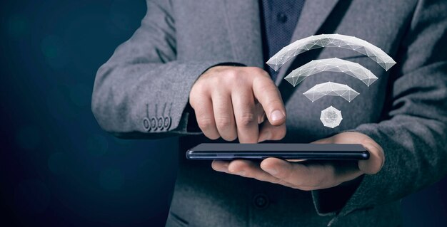 Icona virtuale del wifi dall'uomo della rete che tocca lo schermo