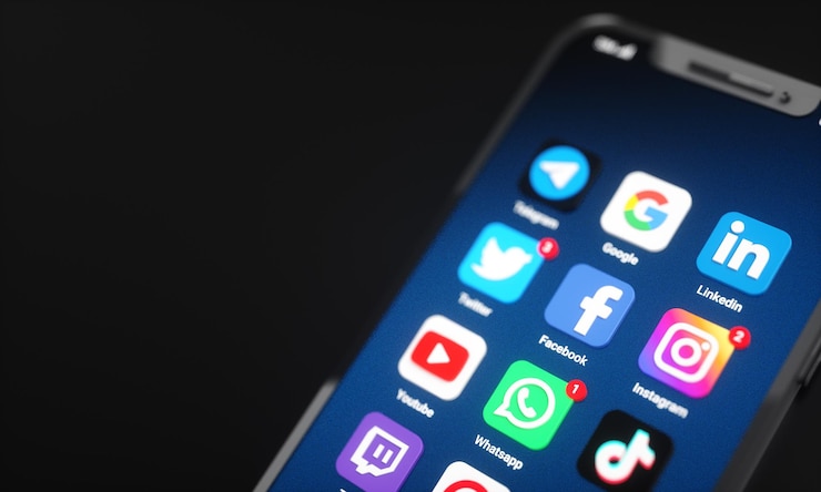 Icone e loghi dei social media sullo sfondo dello schermo del telefono cellulare per il social marketing e il networking