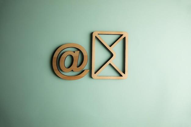 Icone in legno messaggio e indirizzi e-mail