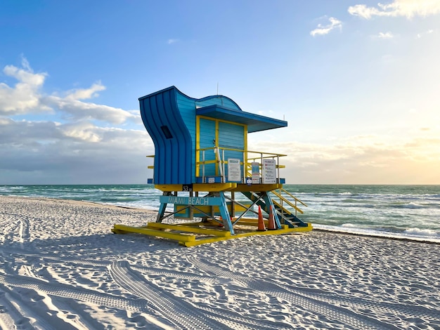 Iconica casa del bagnino blu e giallo a Miami Beach Bel cielo all'alba