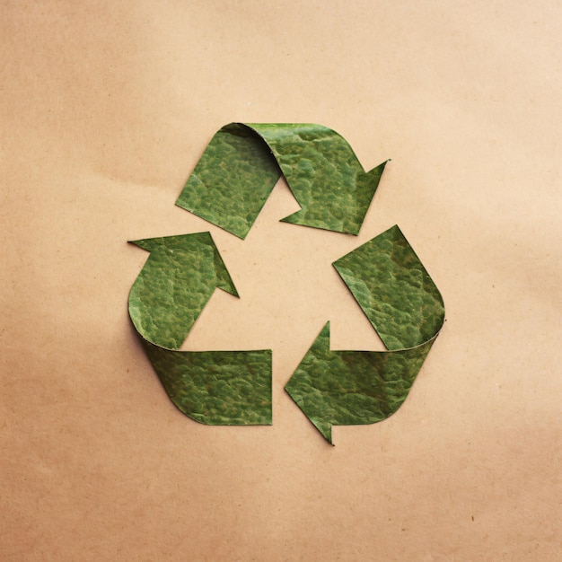 Iconica del simbolo di riciclaggio della carta usata Eco e risparmia il concetto ambientale