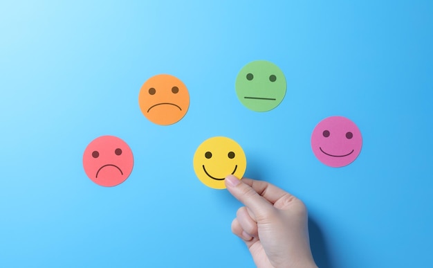Iconica del viso sorridente scelto a mano questionario del cliente servizio clienti valutazione aziendale utente valuta l'esperienza del servizio valutazione della soddisfazione del cliente concetto di sondaggio di feedback