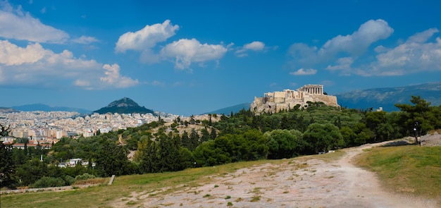 Iconico tempio del partenone presso l'acropoli di atene in grecia