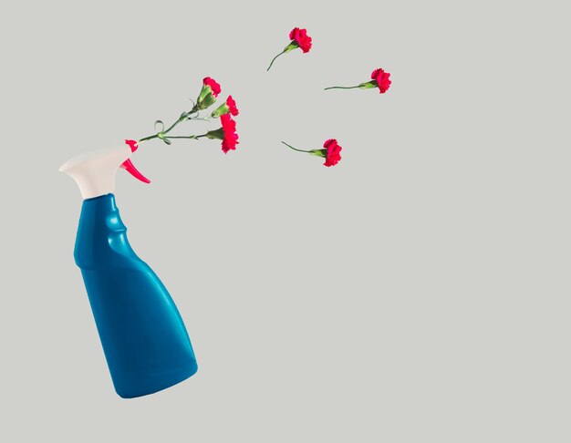 Idea creativa di disinfezione Concetto di casa di pulizia Concetto di protezione pandemica con fiori primaverili