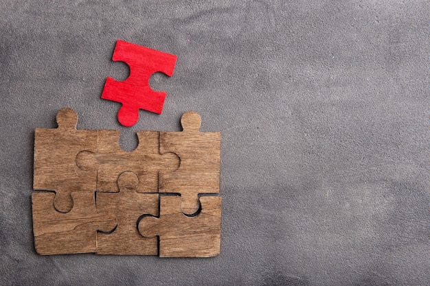 Idea creativa e risolvere il concetto di problema Puzzle di legno di strategia di successo del lavoro di squadra su sfondo grigio