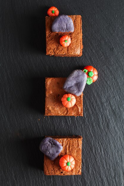 Idea di cibo di Halloween Fudge biologico fatto in casa e brownies croccanti con zucche fondenti