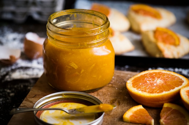 Idea di ricetta di fotografia di cibo di marmellata di arance fatta in casa