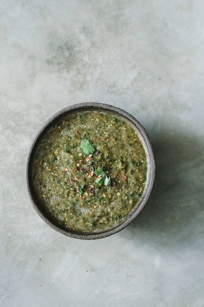 Idea di ricetta di fotografia di cibo di salsa di tomatillo verde fatto in casa