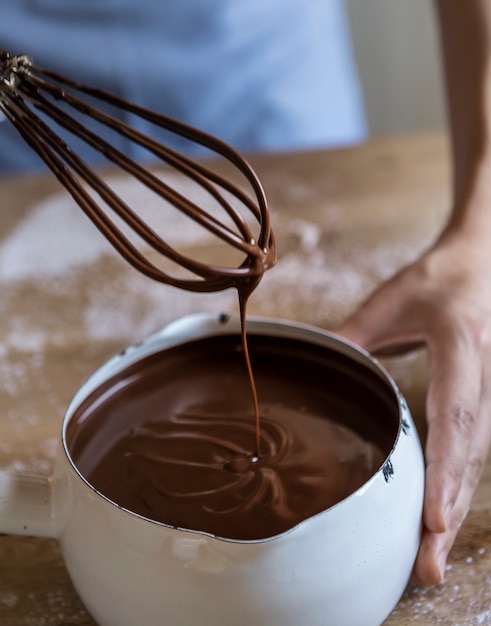 Idea di ricetta di fotografia di cibo salsa di cioccolato fondente