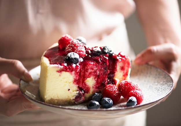 Idea di ricetta per la fotografia di cibo di cheesecake ai frutti di bosco freschi