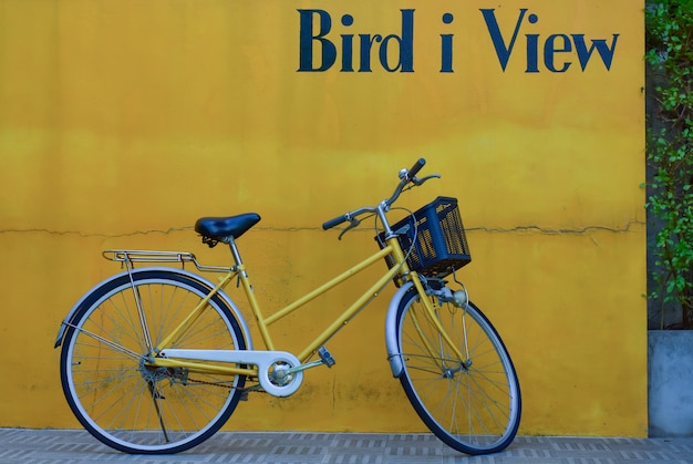 Idea di viaggio in bicicletta e muro giallo