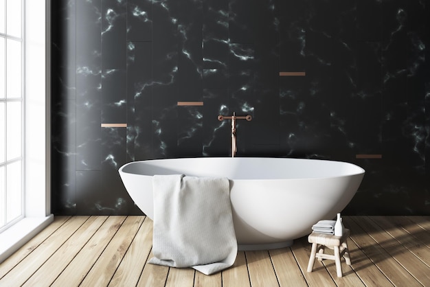 Idea per interni bagno panoramico in marmo nero di lusso. Un pavimento di legno chiaro, una grande finestra e una vasca da bagno bianca. Rendering 3d mock up