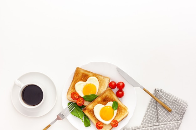 Idea per la celebrazione del giorno di San Valentino: colazione - pane tostato con uova strapazzate a forma di cuori