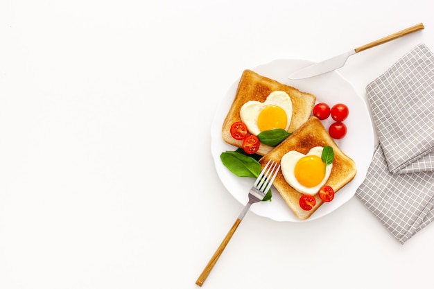 Idea per la celebrazione del giorno di San Valentino: colazione - toast con uova strapazzate a forma di cuori