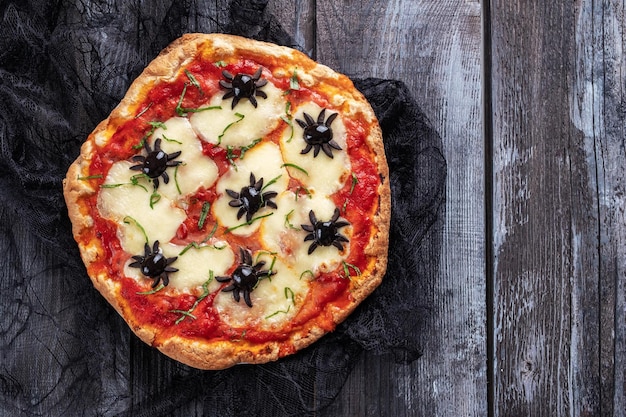 Idee per Halloween Pizza Margherita con ragni di olive