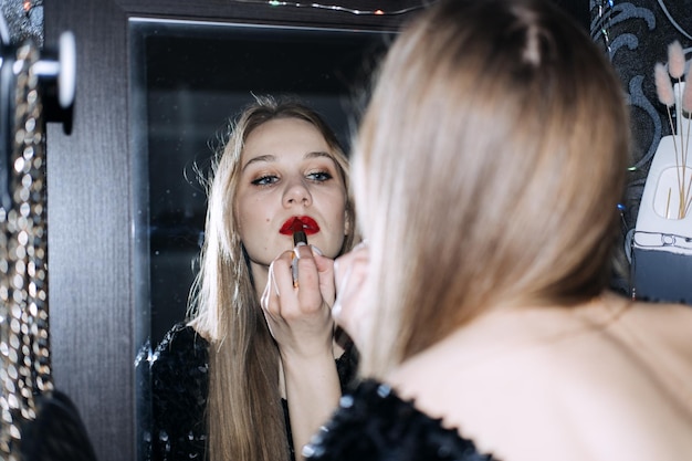 Idee per il trucco di capodanno bella giovane donna brillante trucco da sera labbra rosse si prepara per