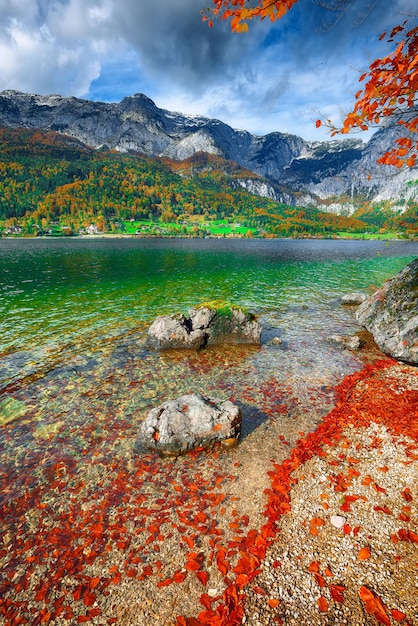 Idilliaca scena autunnale nel lago Grundlsee nelle Alpi austriache