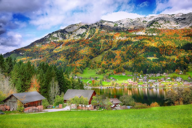 Idilliaca scena autunnale nel lago Grundlsee