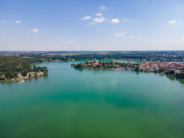 Idilliaca vista aerea sul lago Ratzenburger See con barche barche a vela blue sky Schleswig Holstein Ratzenburg Germania