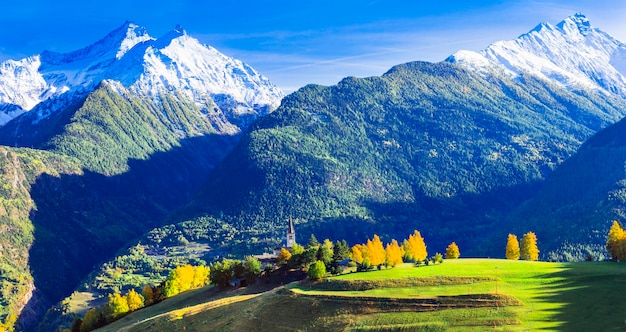 Idilliaco paesaggio naturale Villaggio di montagna nella splendida Valle dAosta del Nord Italia