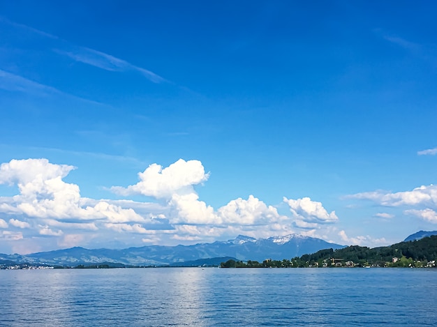 Idilliaco paesaggio svizzero vista del lago di zurigo a richterswil svizzera montagne acqua blu del cielo di zurichsee come natura estiva e destinazione di viaggio ideale come stampa d'arte scenica