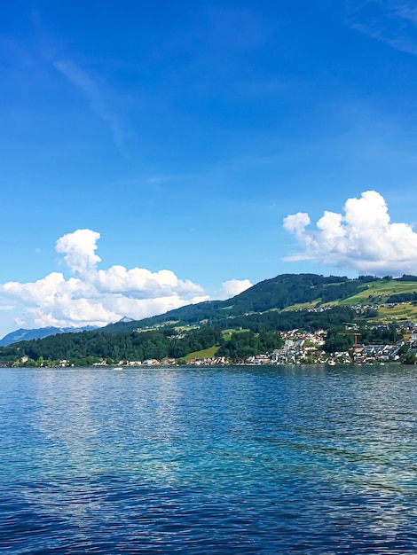 Idilliaco paesaggio svizzero vista del lago di zurigo a richterswil svizzera montagne acqua blu del cielo di zurichsee come natura estiva e destinazione di viaggio ideale come stampa d'arte scenica