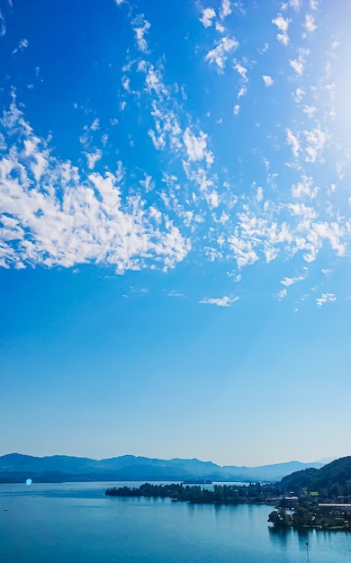 Idilliaco paesaggio svizzero vista del lago zurigo a wollerau cantone di svitto in svizzera montagne zurichsee cielo d'acqua blu come natura estiva e destinazione di viaggio ideale come stampa artistica scenica