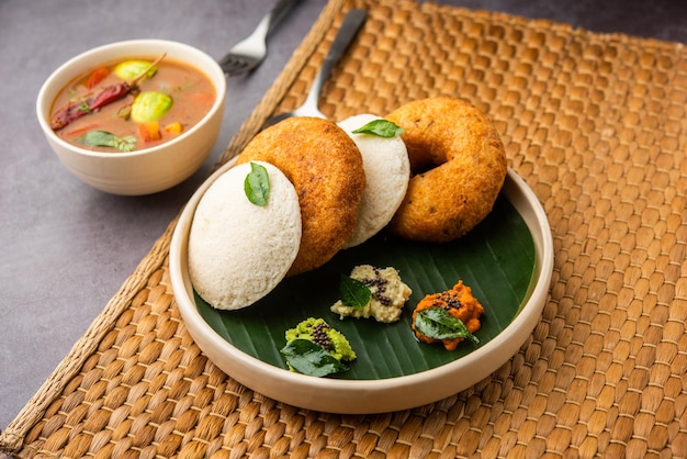 Idli vada con sambar pr sambhar chiamato anche torta di riso medu wada