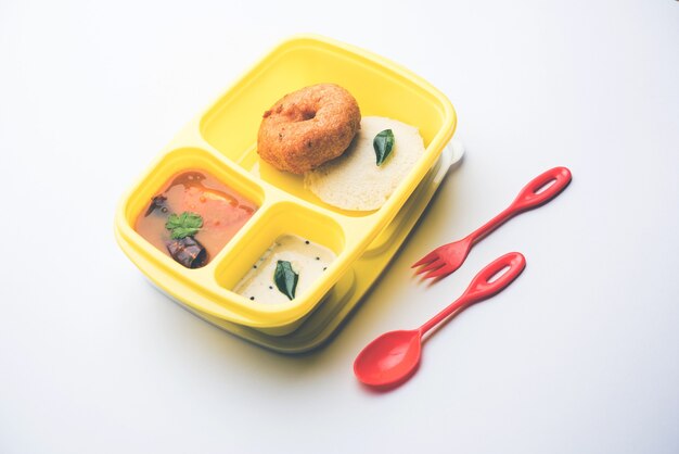 Idly o Idli con medu Wada sambar in lunch box di tiffin