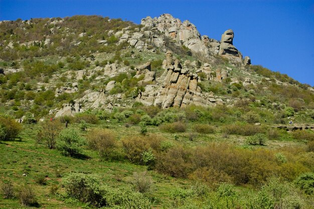 Idoli di pietra della montagna Sud Demerdzhi su uno sfondo di nuvole Crimea