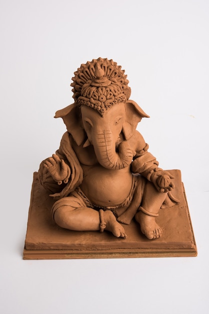 Idolo o murti ecologico di Ganesh o Ganpati fatto in casa, fatto in casa. messa a fuoco selettiva