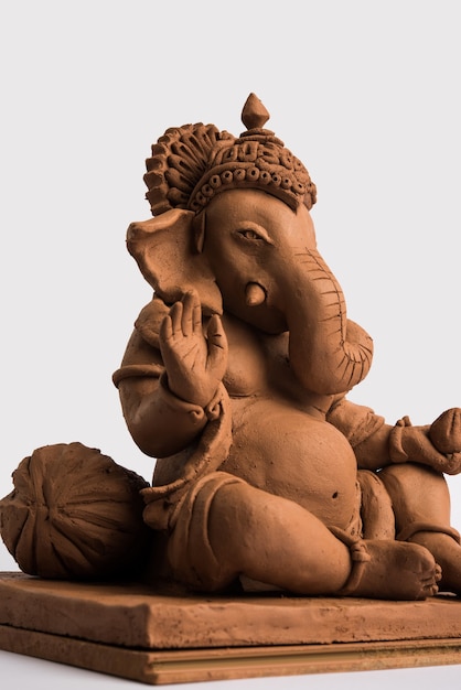 Idolo o murti ecologico di Ganesh o Ganpati fatto in casa, fatto in casa. messa a fuoco selettiva