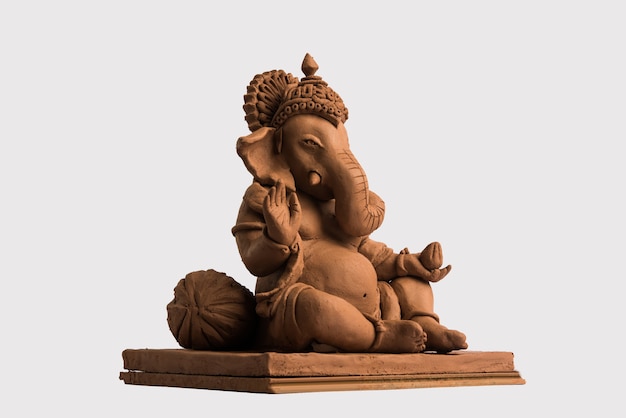 Idolo o murti ecologico di Ganesh o Ganpati fatto in casa, fatto in casa. messa a fuoco selettiva