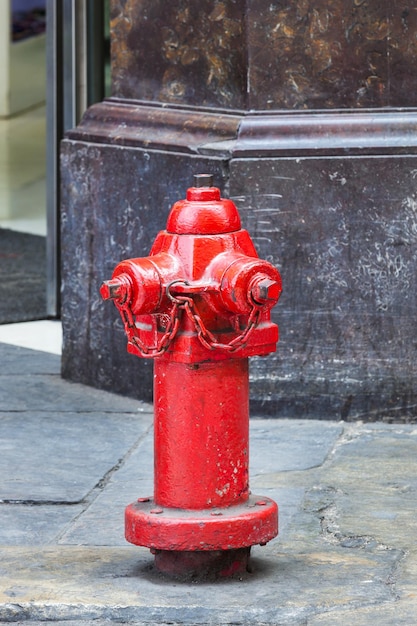 Idrante antincendio sulla strada della città