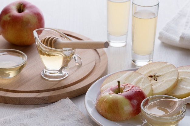 idromele con mele e miele sul tavolo