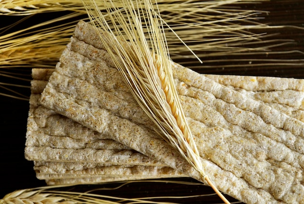 Iet pane e spighe di grano su sfondo scuro.