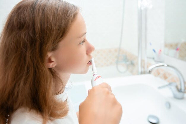 Igiene dentale bambina bionda felice che si lava i denti concetto sano