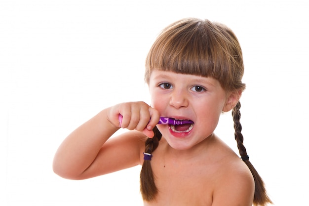 igiene dentale. bambina felice che si lava i denti