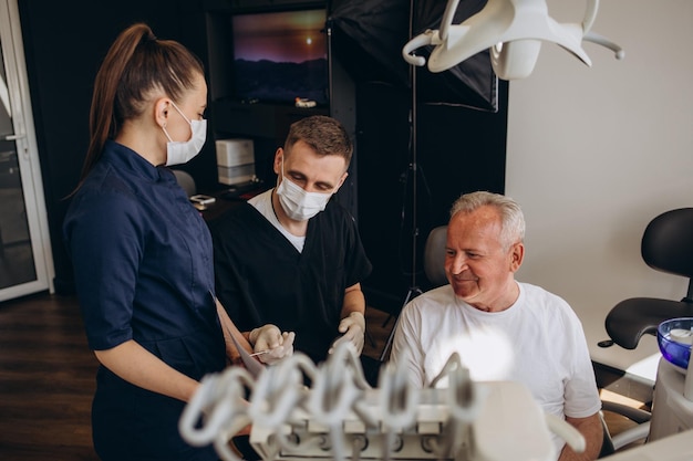 Igiene dentale e cura del dentista per il vecchio uomo anziano